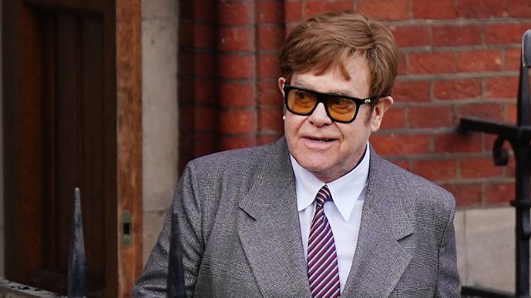 Elton John wurde per Videoübertragung aus Monaco zugeschaltet.