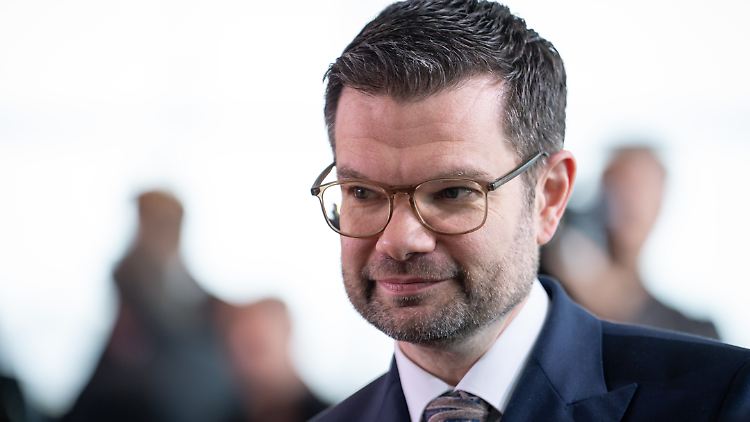 Buschmann kündigte die Reform vor dem Hintergrund des russischen Angriffskriegs gegen die Ukraine an. Nun liegt ein erster Entwurf vor. 