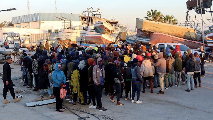 Migranten warten im April im Hafen von Sfax, nachdem sie von der tunesischen Küstenwache bei ihrem Versuch, nach Italien zu gelangen, gestoppt wurden.
