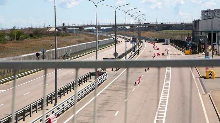 Der Verkehr um die Kertsch-Brücke wurde eingestellt.