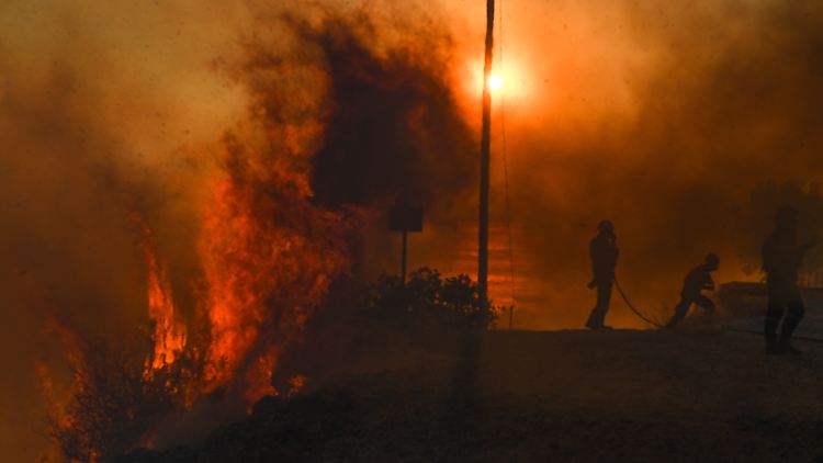 Auch in dem Badeort Lagonissi stehen Häuser in Flammen.