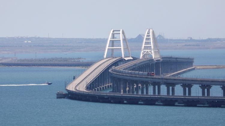 Die Krim-Brücke ist nach dem Angriff für den Autoverkehr gesperrt worden.