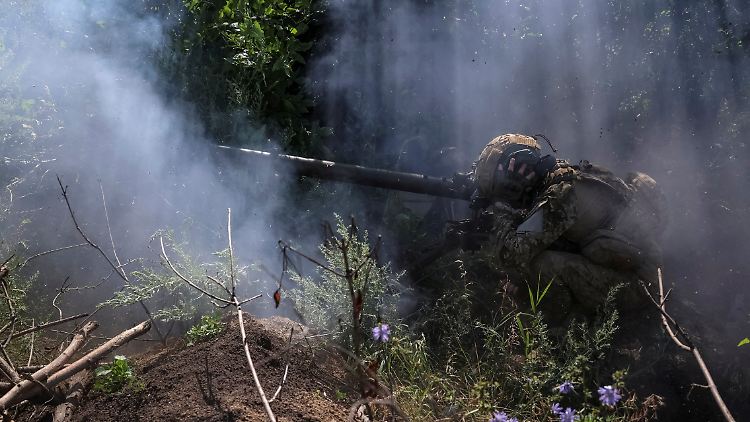Ukrainischer Frontsoldat bei Bachmut: Hier meldet Kiew Fortschritte, doch die russischen Invasoren verstärken ihre Kräfte.