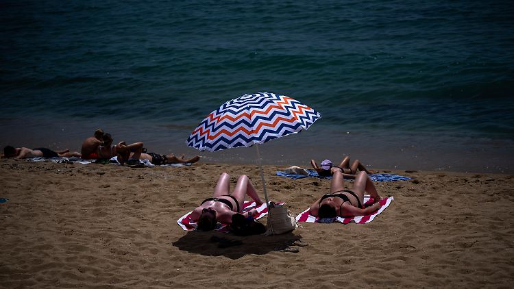Lange lässt es sich, wie hier in Barcelona, in Spanien derzeit nicht in der prallen Sonne aushalten.
