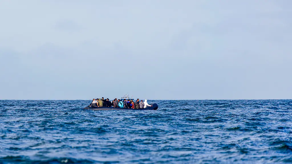 Jedes-Jahr-kommen-Zehntausende-Gefluechtete-in-kleinen-ueberladenen-Booten-ueber-den-Aermelkanal-aus-Belgien-oder-Frankreich-nach-Grossbritannien