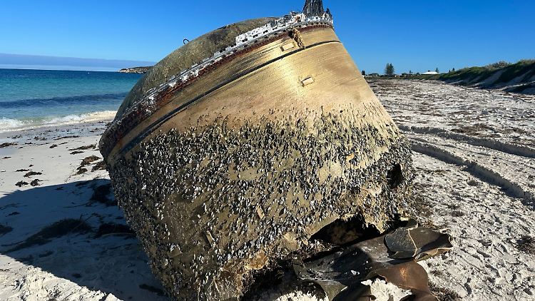 Das zylinderförmige Objekt wurde am vergangenen Wochenende von Anwohnern am Strand gefunden.