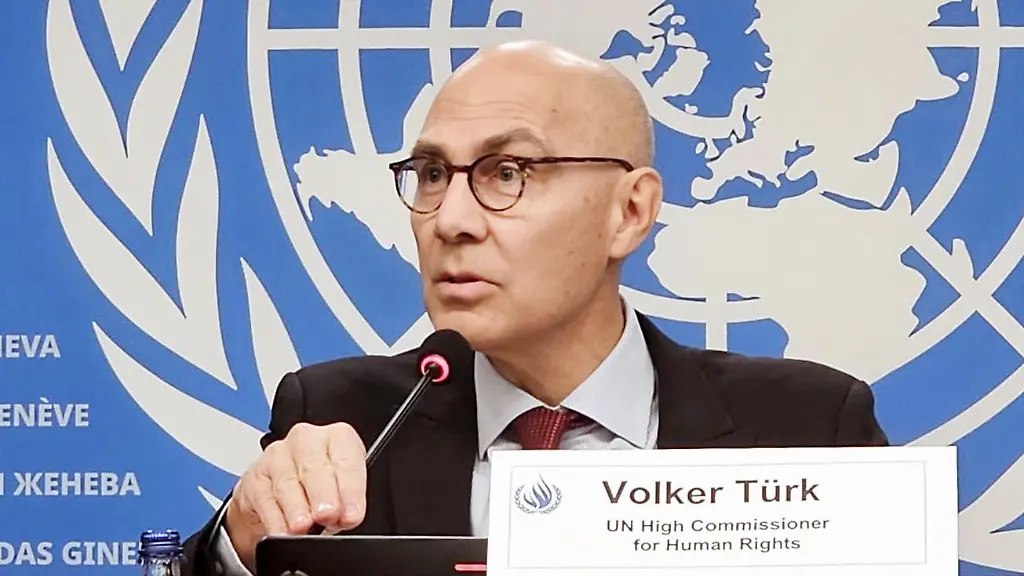 Der-UN-Menschenrechtskommissar-Volker-Tuerk-hat-einen-Bericht-vorgestellt-laut-dem-sowohl-die-sudanesische-Armee-SAF-als-auch-die-Miliz-RSF-dicht-bevoelkerte-Gebiete-angegriffen-haben-sollen-Darunter-auch-Orte-an-denen-die-Zivilbevoelkerung-Schutz-gesucht-habe