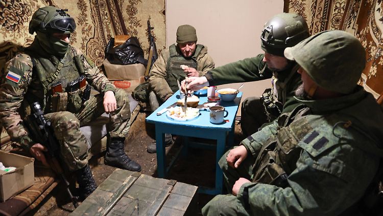 Russische Soldaten nehmen in der Region Saporischschja eine Mahlzeit zu sich.