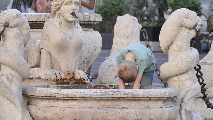 Auch die Kleinsten suchen in Bergamo angesichts der Rekord-Temperaturen nach Erfrischung.