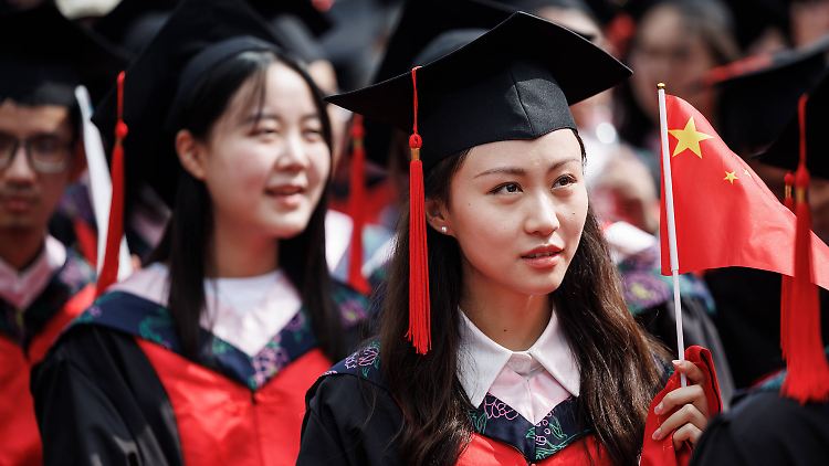 Immer mehr junge Menschen in China studieren, Millionen Absolventen sind momentan auf Jobsuche.