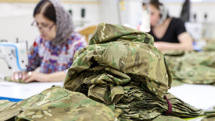Nicht nur Waffenproduzenten, auch die russische Textilindustrie profitiert direkt vom Krieg. 