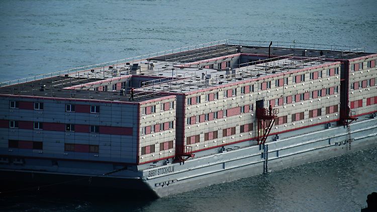 Auf dem Schlepper "Bibby Stockholm" sollen künftig Migranten untergebracht werden, bevor sie wieder abgeschoben werden.