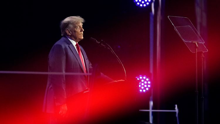 Trump erklärte, damit sei jetzt de facto eine "dritte Anklage" gegen ihn beschlossen worden.