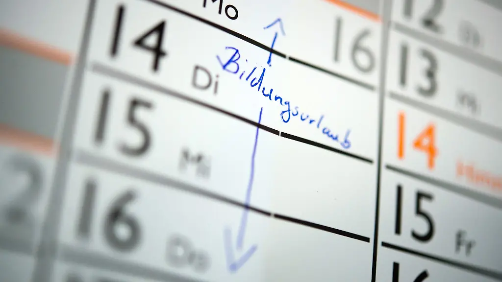 Auf-einem-Kalender-ist-der-Schriftzug-Bildungsurlaub-zu-sehen