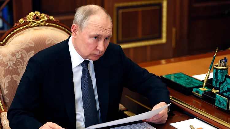 Jaschin fordert den Westen auf, Putin die Stirn zu bieten. 