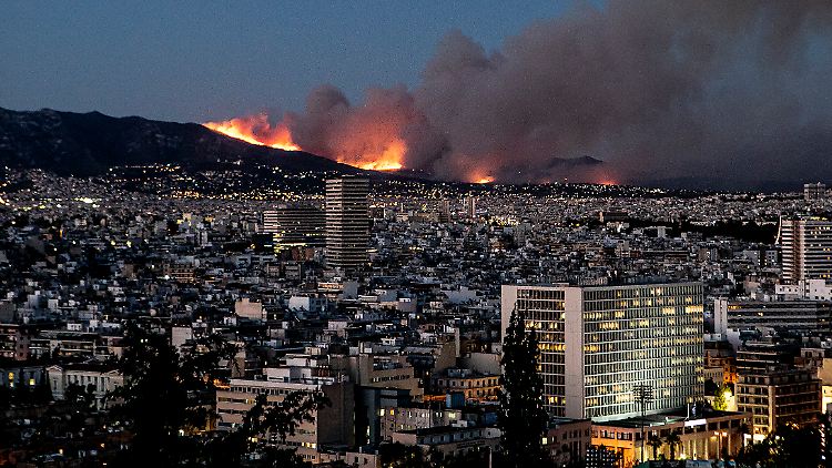 Eine Feuerwand bedroht die griechische Hauptstadt Athen. 