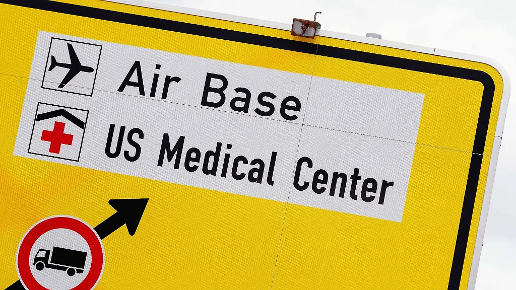 Ein-Verkehrsschild-mit-der-Aufschrift-Air-Base-US-Medical-Center-steht-an-der-Landstrasse-369