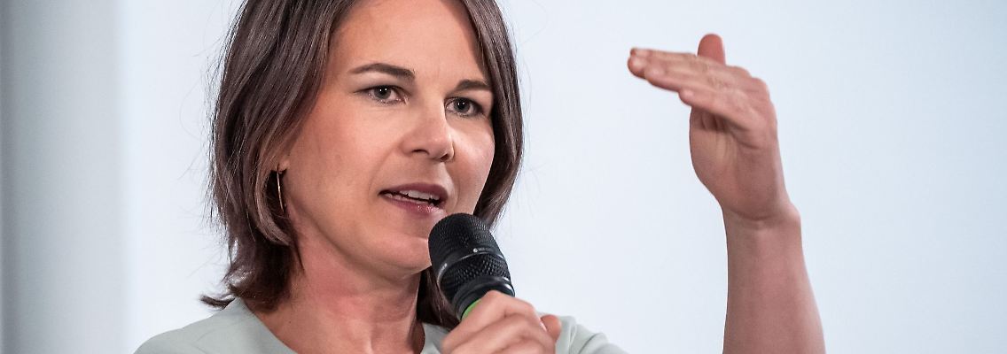 Bundesaußenministerin Annalena Baerbock (Bündnis 90/Die Grünen) besucht die Deutsche Bank und BASF.