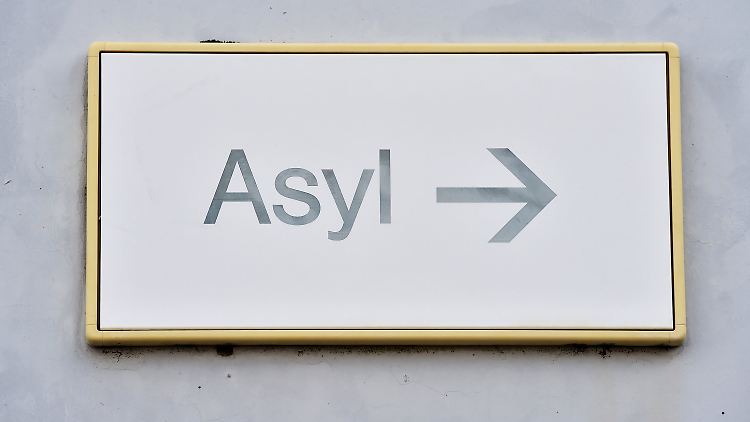 Auch ohne ein Recht auf Asyl würden Menschen nach Deutschland flüchten, sagt der Migrationsexperte Thym.
