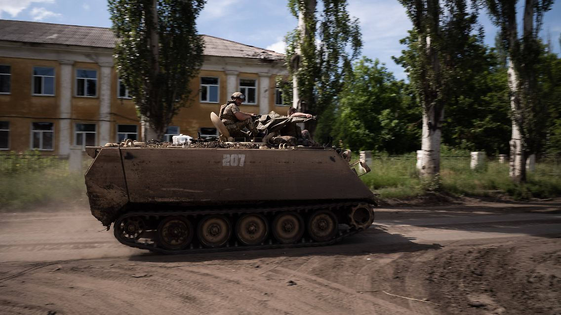 Die ukrainischen Streitkräfte setzen bereits M113-Panzer ein, wie hier in der Nähe von Bachmut.