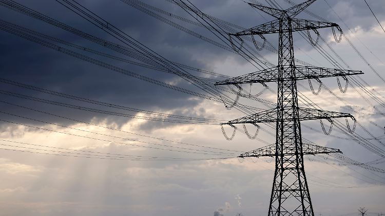 Stromnetze müssen laut Siemens-Chef weiter ausgebaut werden.