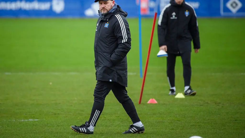 Steffen-Baumgart-geht-als-neuer-Cheftrainer-des-Hamburger-SV-waehrend-seiner-ersten-Trainingseinheit-ueber-den-Trainingsplatz