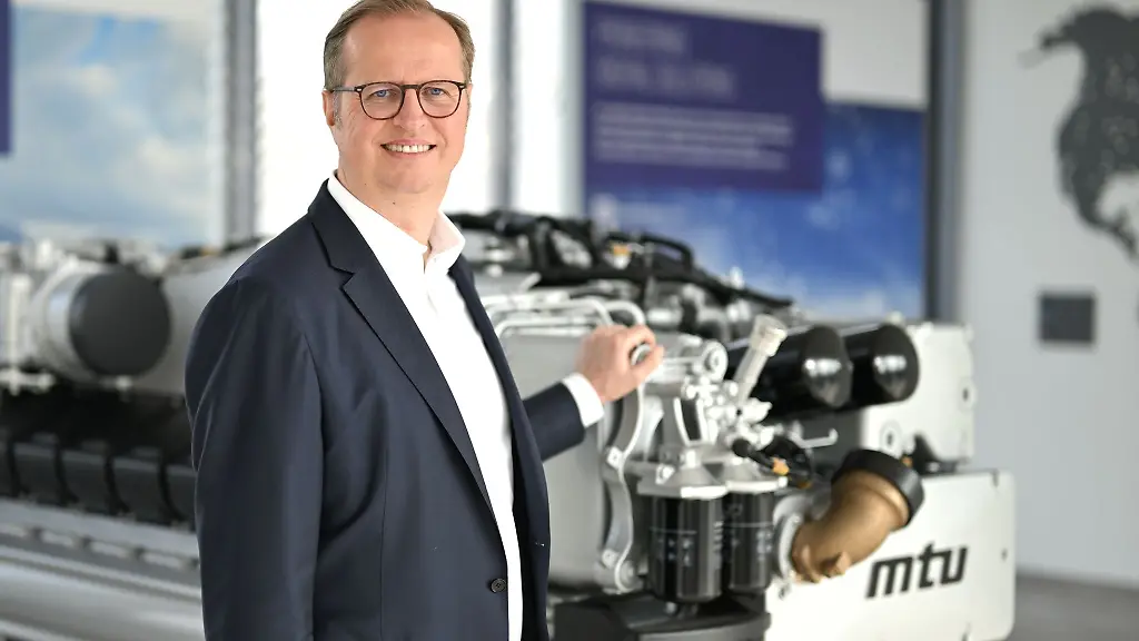 Joerg-Stratmann-Vorstandsvorsitzender-von-Rolls-Royce-Power-Systems-steht-nach-der-Pressekonferenz-von-Rolls-Royce-Power-Systems-an-einem-MTU-Motor-der-Baureihe-2000