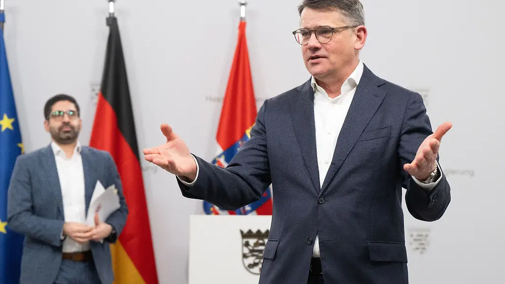 Hessens-Ministerpraesident-Boris-Rhein-CDU-r-und-Vize-Regierungschef-Kaweh-Mansoori-SPD-bei-einer-Pressekonferenz