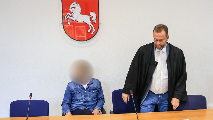 Der Angeklagte (l.) sitzt neben seinem Verteidiger zum Auftakt seines Berufungsverfahrens im Landgericht Oldenburg.