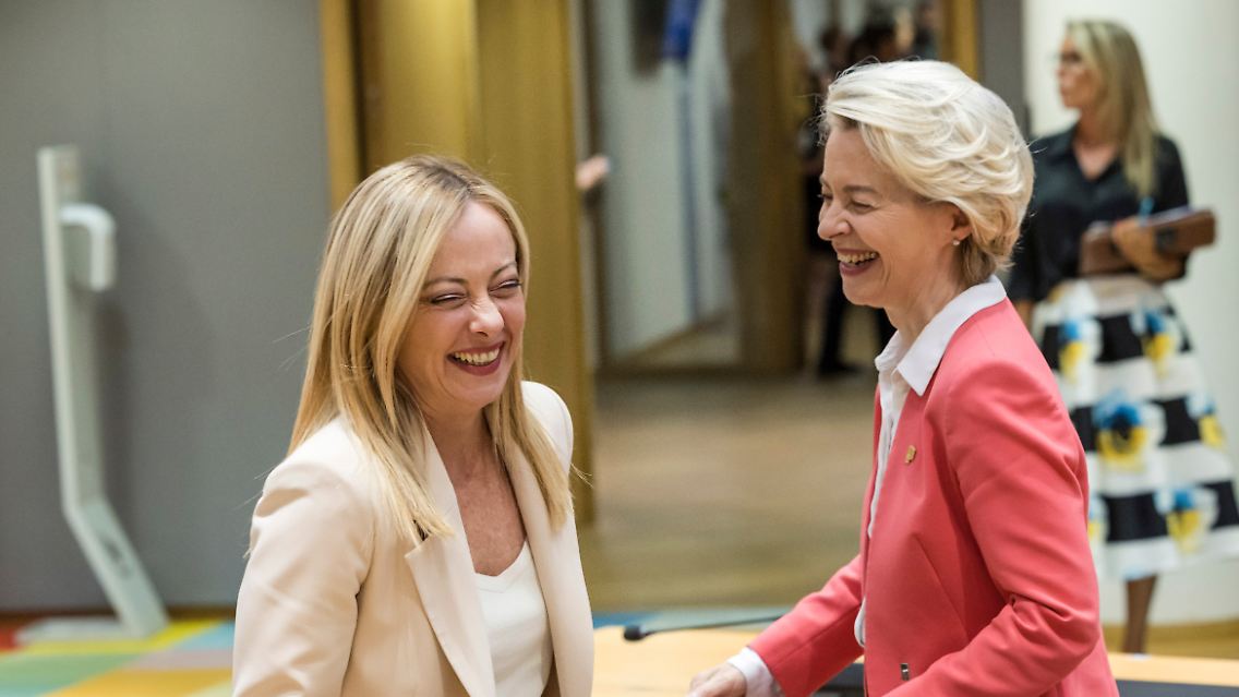 Giorgia Meloni und Ursula von der Leyen begrüßen sich während des EU-Gipfels Ende Juni.
