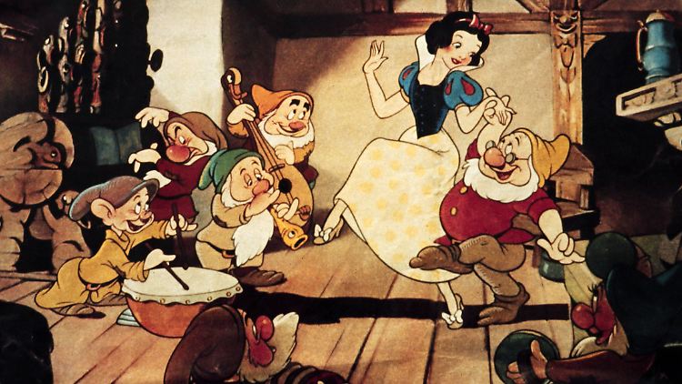Das Original von 1937: Schneewittchen tanzt und feiert ausgelassen mit den sieben Zwergen.