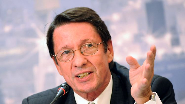 Berlins Innensenator Ehrhart Körting von der SPD steht Rede und Antwort.