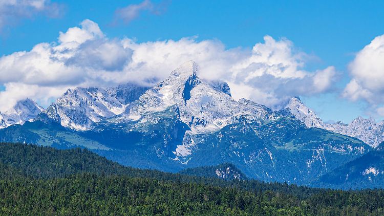 Blick auf das Zugspitzmassiv auf dem Weg von Mittenwald nach Krün in Oberbayern. 