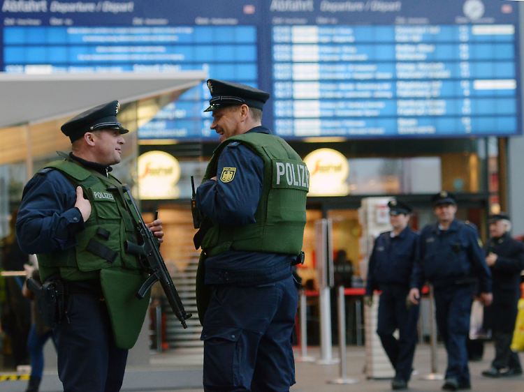Auf Bahnhöfen und Flughäfen besteht noch immer eine verstärkte Polizeipräsens.
