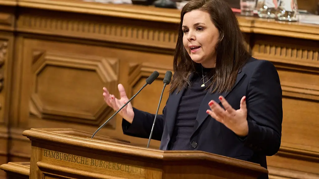 Hamburgs-Justizsenatorin-Anna-Gallina-spricht-im-Rathaus