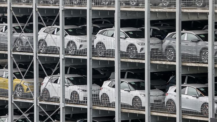 Neuwagen in einem Parkhaus auf einem Werksgelände in Zwickau.