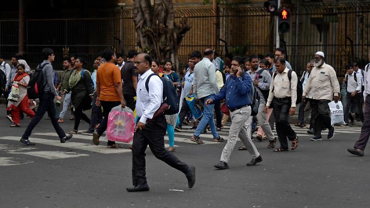 Belebte Straßen in Indiens Metropole Mumbai. Über 20 Millionen Menschen leben hier.