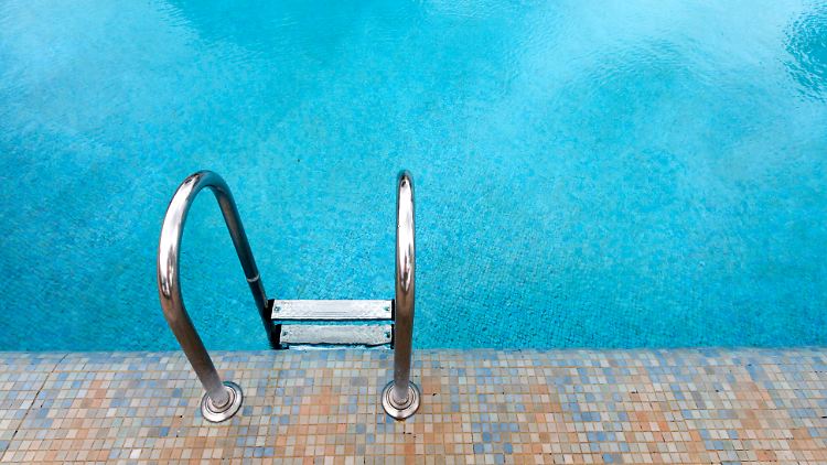 Aayana ertrinkt im Swimmingpool der Luxusvilla.