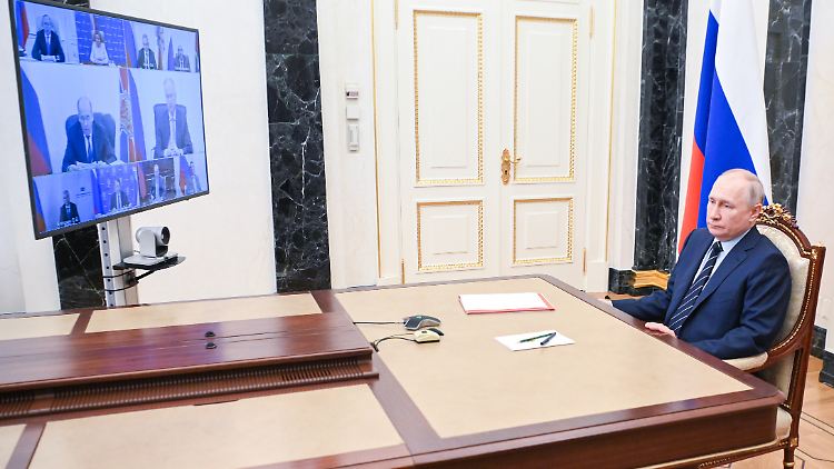 Putin allein am Tisch - so ähnlich dürfte der BRICS-Gipfel für ihn aussehen.