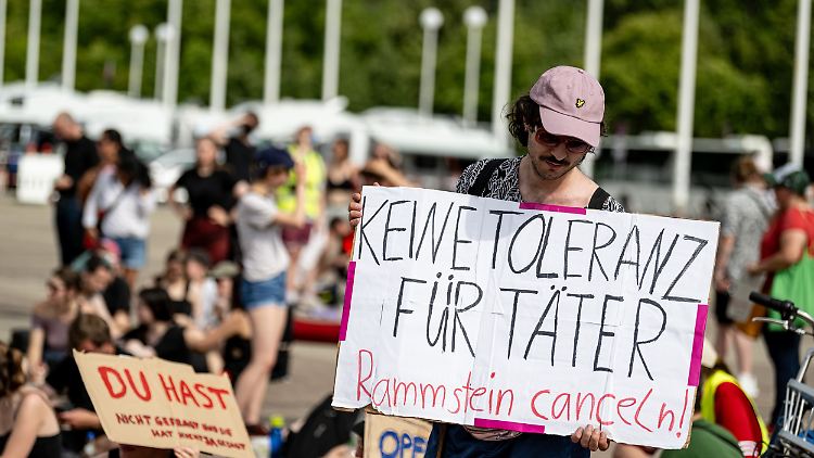 Trotz zahlreicher Forderungen wie dieser spielen Rammstein ihre Tour weiter.