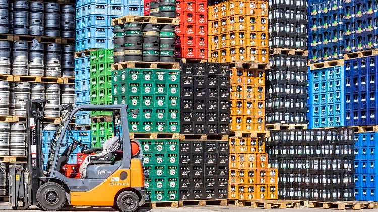 Wegen des Ukraine-Kriegs ist die Nachfrage nach Mehrwegflaschen stark erhöht.