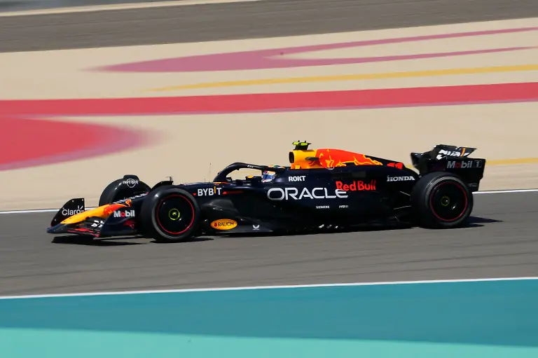 Der-Mexikaner-Sergio-Perez-steuert-sein-Auto-auf-der-Rennstrecke-in-Bahrain