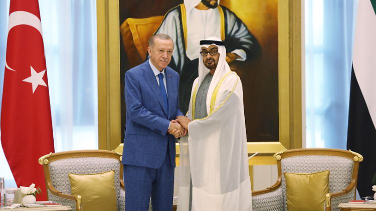 Mohammed bin Zayed Al Nahya (r), Präsident der Vereinigten Arabischen Emirate, trifft Recep Tayyip Erdogan, Staatspräsident der Türkei.