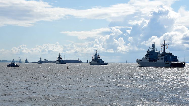 Russische Kriegsschiffe während einer Probe der Parade zum Tag der Marine in Russland. 