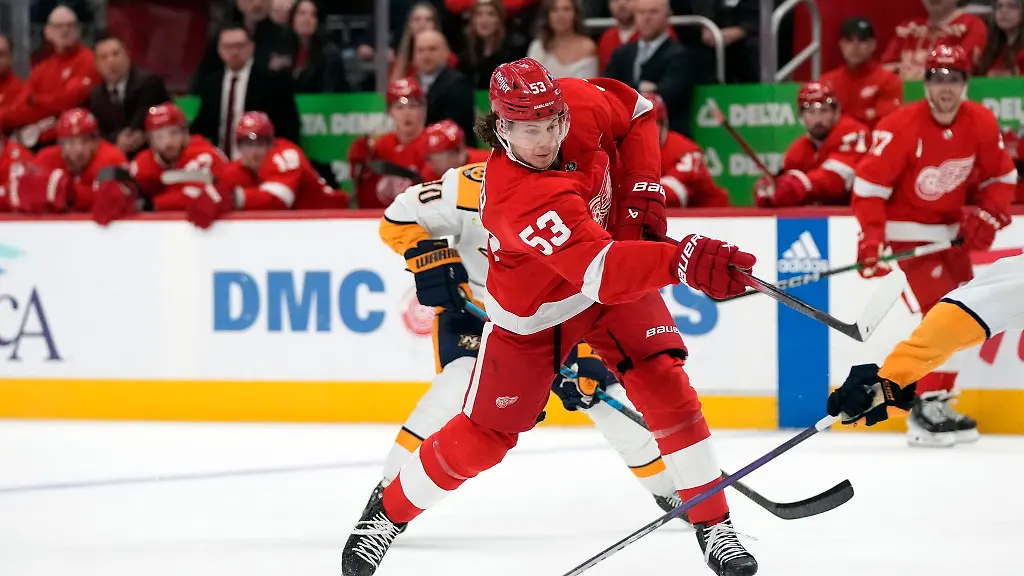 Detroit-Verteidiger-Moritz-Seider-53-schiesst