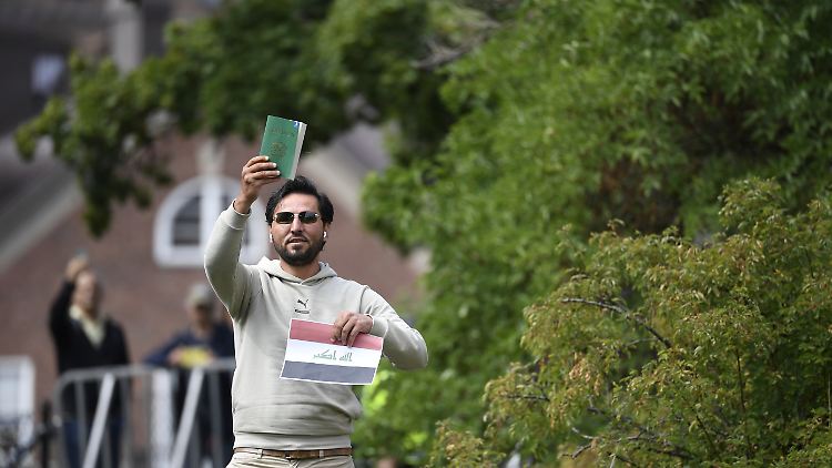 Der Demonstrant, ein geflüchteter Iraker, hatte angekündigt, einen Koran sowie eine irakische Flagge zu verbrennen.