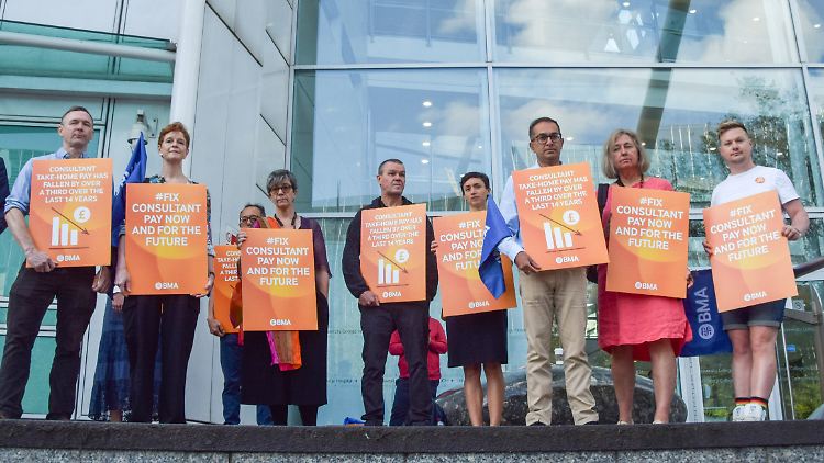 Nach Angaben der Ärztegewerkschaft BMA sanken die Reallöhne der Fachärzte seit 2008 um 35 Prozent. 