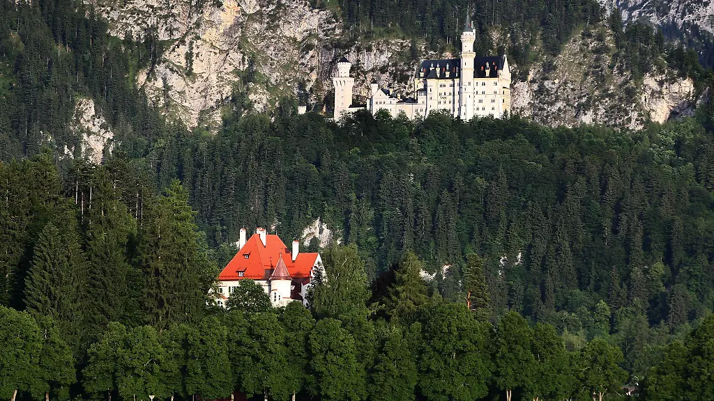 Die-Schloesser-Bullachberg-l-und-Neuschwanstein-bei-Hohenschwangau