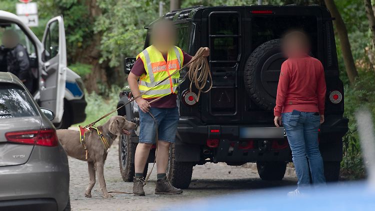 Bei der Suche in Berlin sind auch Hunde im Einsatz. 