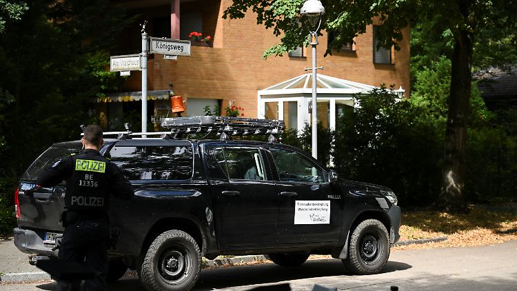Auch Experten für Tierseuchen sind neben der Polizei am Königsweg im Bezirk Steglitz-Zehlendorf vor Ort. 
